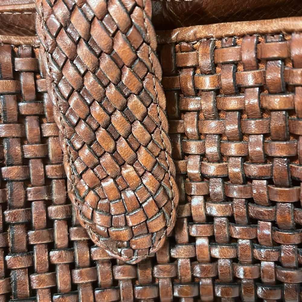 Elegant Brown Woven Handbag - Picture 4 of 8